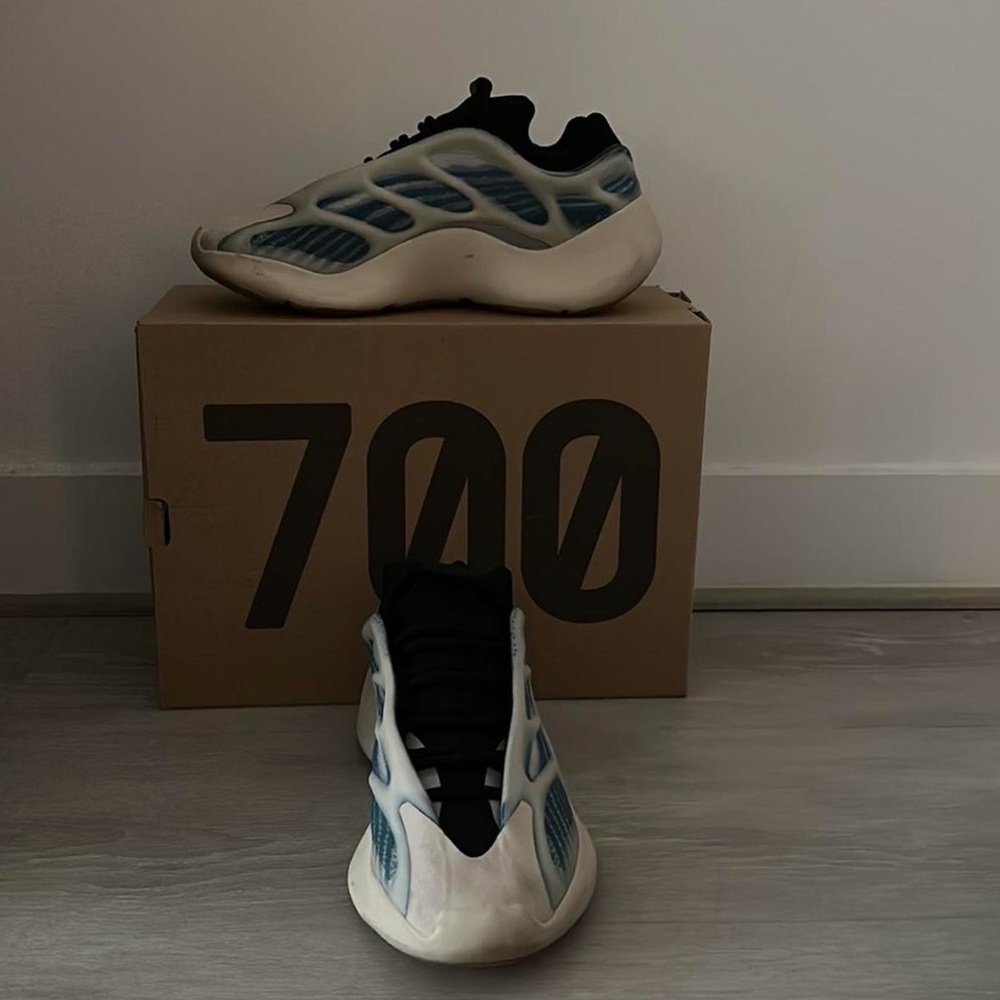 Yeezy adidas 700 V3 Kyanit 
Size 7 boys/men fits 8.5 women gently used